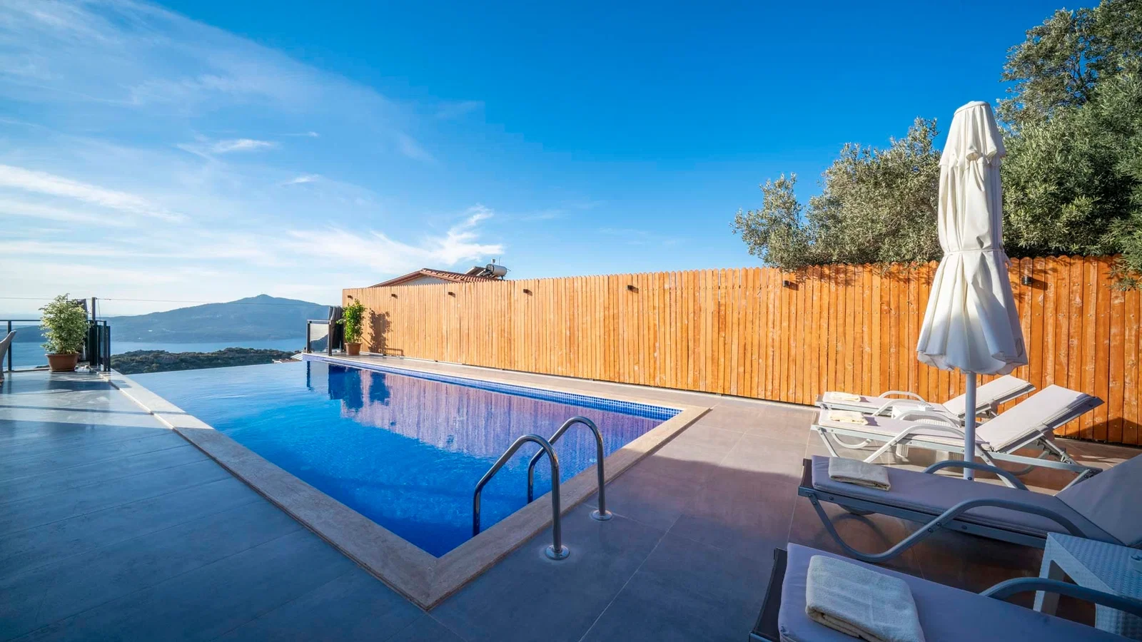 Kalkan’da Balayı Çiftlerine Uygun, Korunaklı Havuzlu, 2 Yatak Odalı, Ekonomik Villa