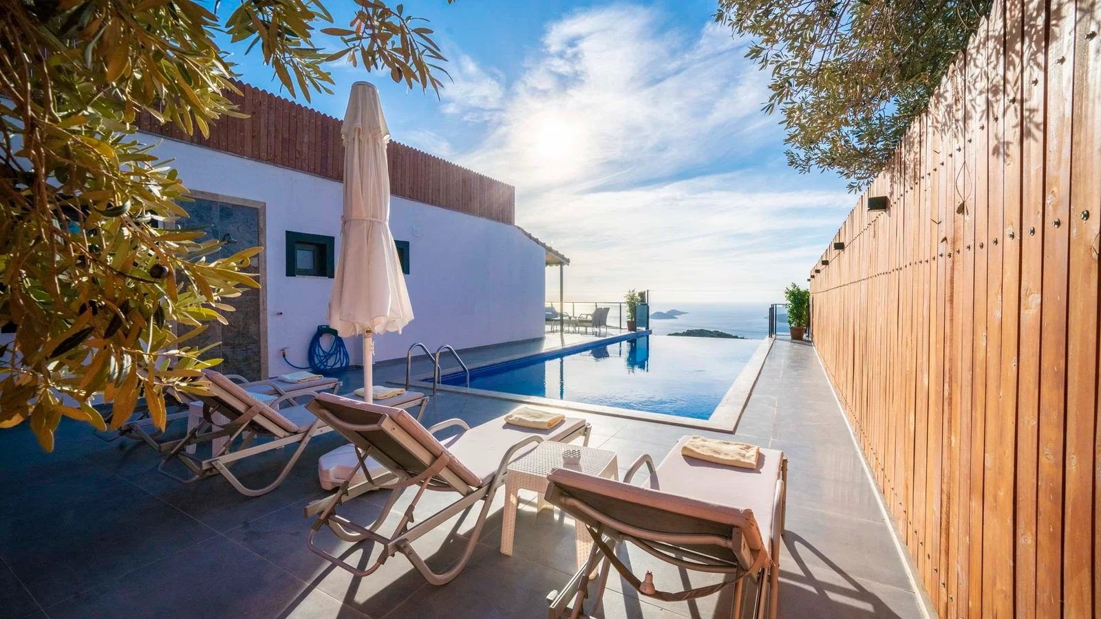 Kalkan’da Balayı Çiftlerine Uygun, Korunaklı Havuzlu, 2 Yatak Odalı, Ekonomik Villa