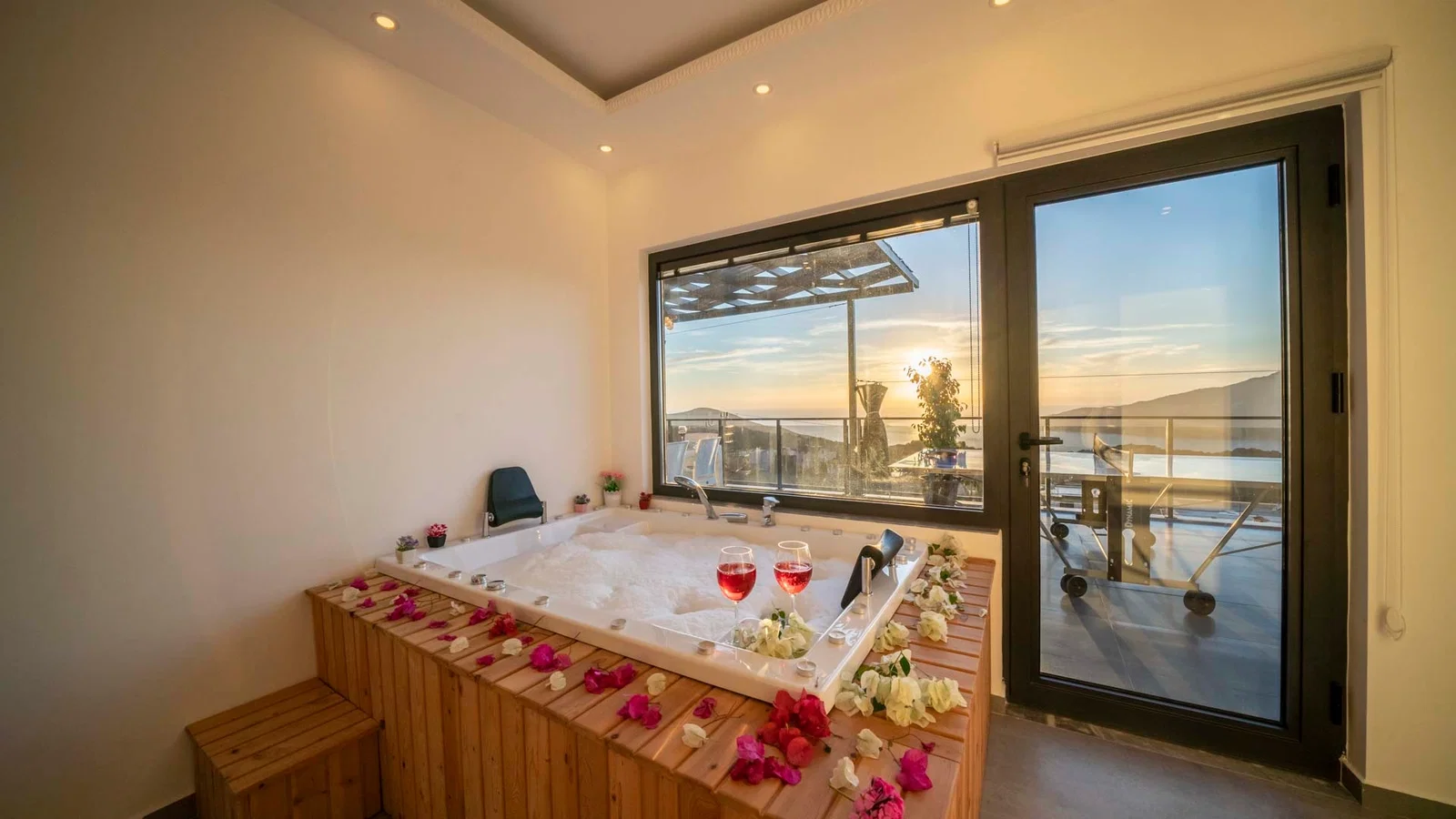Kalkan’da Balayı Çiftlerine Uygun, Korunaklı Havuzlu, 2 Yatak Odalı, Ekonomik Villa