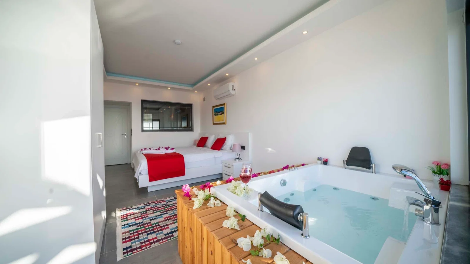 Kalkan’da Balayı Çiftlerine Uygun, Korunaklı Havuzlu, 2 Yatak Odalı, Ekonomik Villa