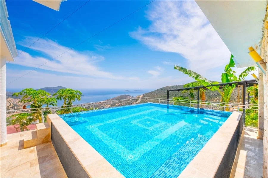 Kalkan’da Merkeze Yakın, Çocuk Havuzlu, 4 Yatak Odalı, Lüks Villa