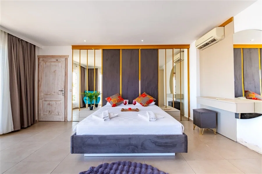 Kalkan’da Merkeze Yakın, Çocuk Havuzlu, 4 Yatak Odalı, Lüks Villa