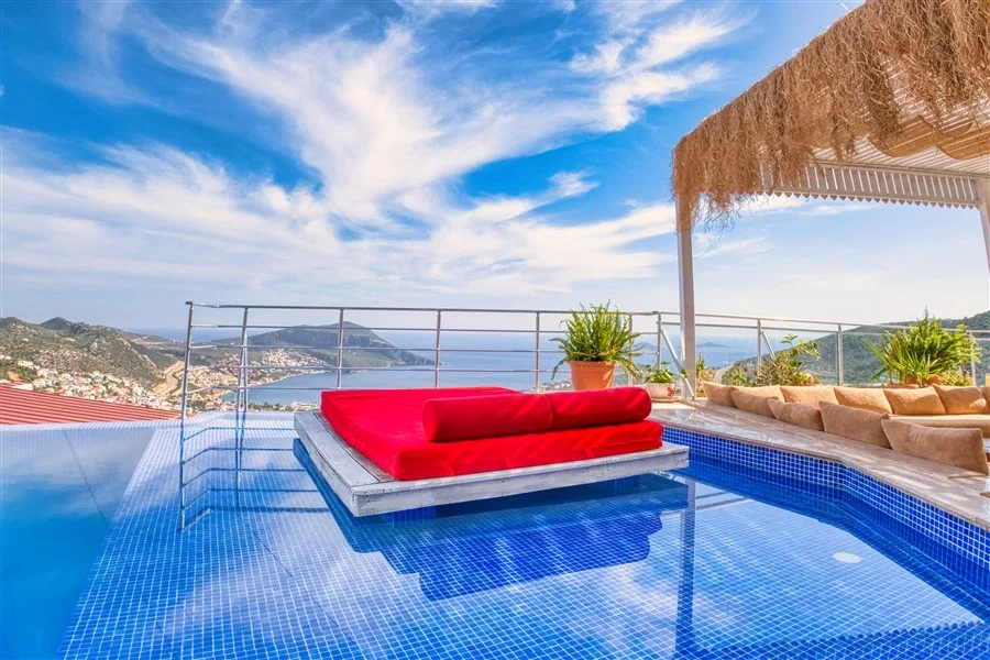 Kalkan’da Merkeze Yakın, Çocuk Havuzlu, 4 Yatak Odalı, Lüks Villa