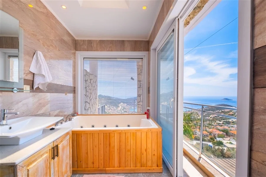 Kalkan’da Merkeze Yakın, Çocuk Havuzlu, 4 Yatak Odalı, Lüks Villa