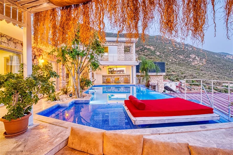 Kalkan’da Merkeze Yakın, Çocuk Havuzlu, 4 Yatak Odalı, Lüks Villa