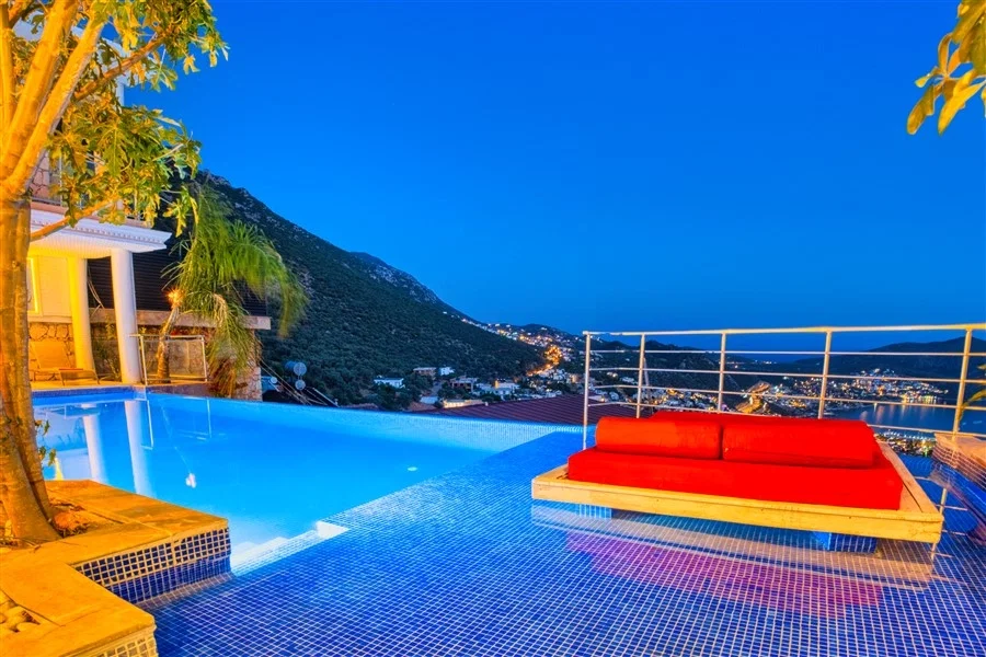 Kalkan’da Merkeze Yakın, Çocuk Havuzlu, 4 Yatak Odalı, Lüks Villa