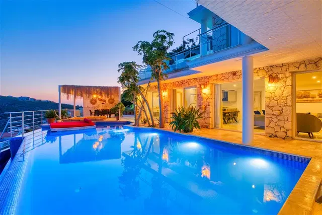 Kalkan’da Merkeze Yakın, Çocuk Havuzlu, 4 Yatak Odalı, Lüks Villa