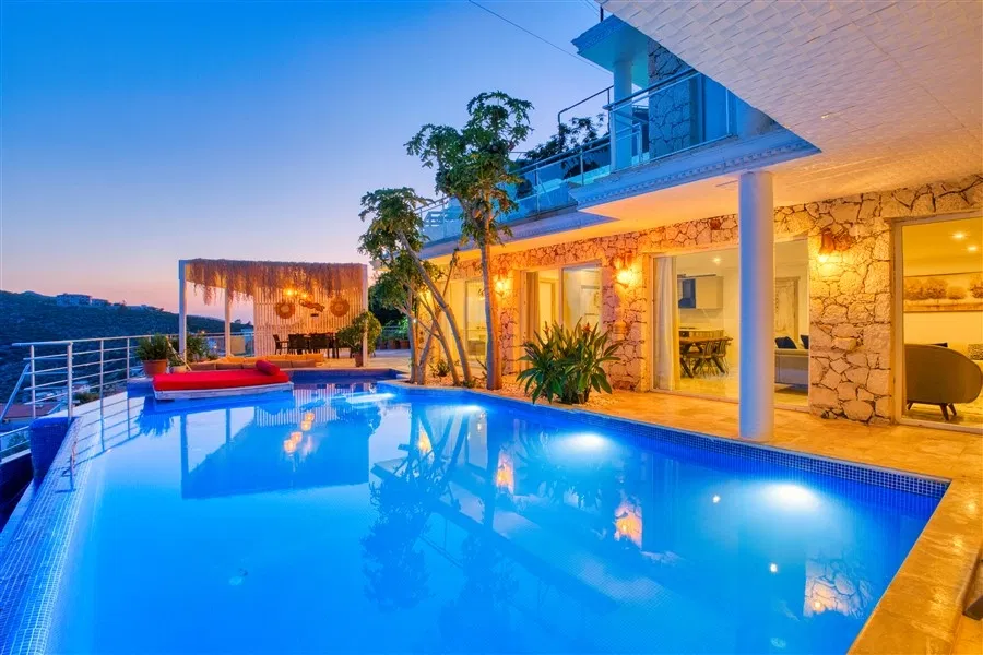 Kalkan’da korunaklı havuzlu kiralık villa