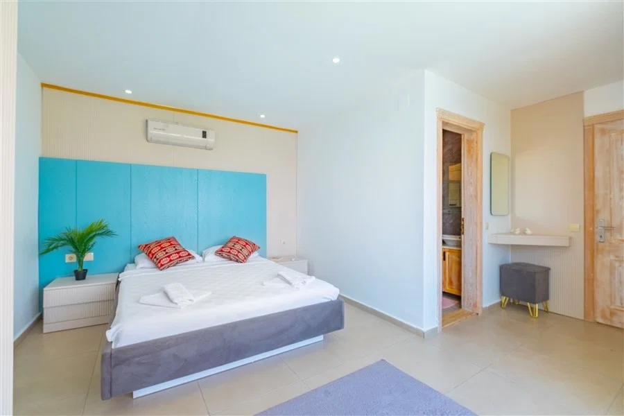 Kalkan’da Merkeze Yakın, Çocuk Havuzlu, 4 Yatak Odalı, Lüks Villa