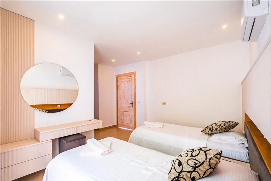 Kalkan’da Merkeze Yakın, Çocuk Havuzlu, 4 Yatak Odalı, Lüks Villa