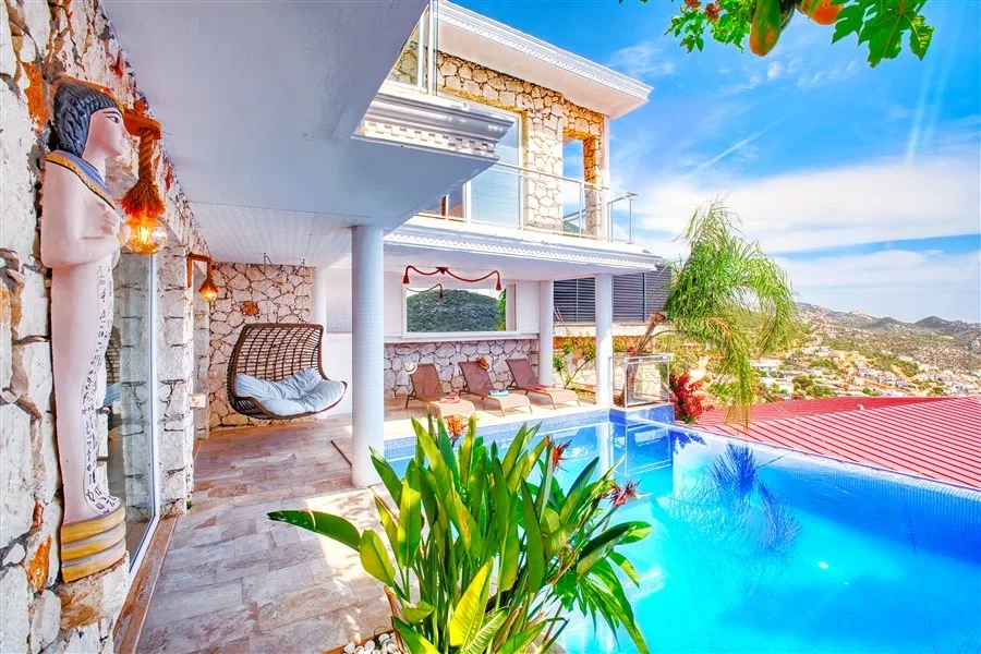 Kalkan’da Merkeze Yakın, Çocuk Havuzlu, 4 Yatak Odalı, Lüks Villa