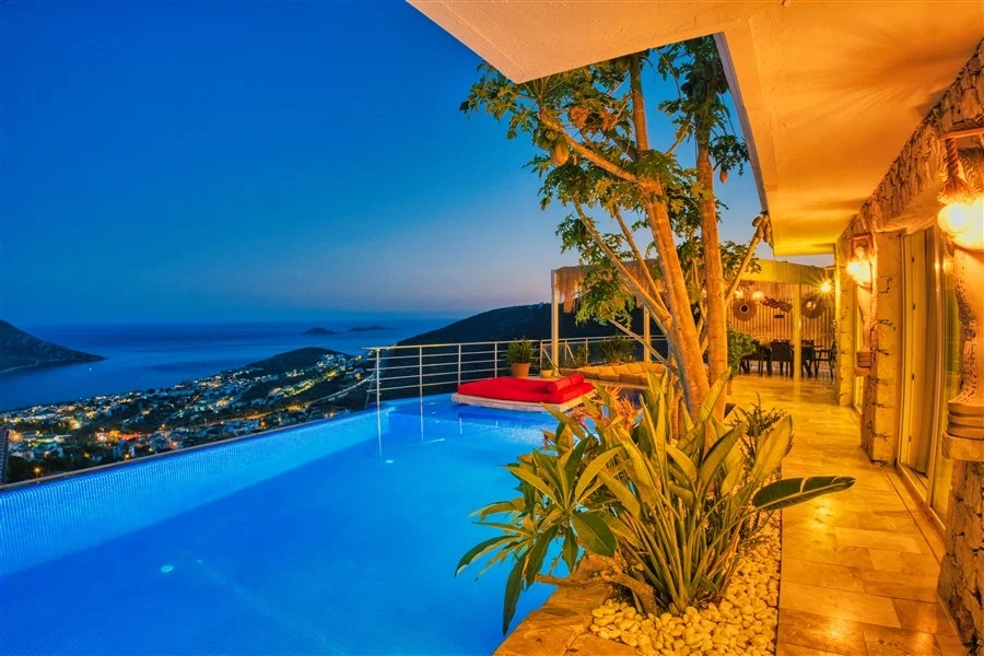 Kalkan’da Merkeze Yakın, Çocuk Havuzlu, 4 Yatak Odalı, Lüks Villa