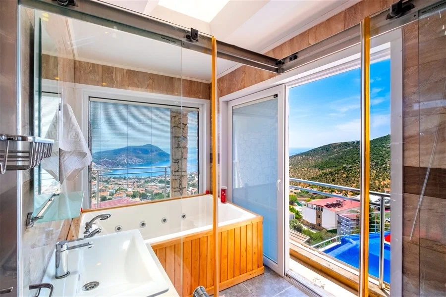 Kalkan’da Merkeze Yakın, Çocuk Havuzlu, 4 Yatak Odalı, Lüks Villa