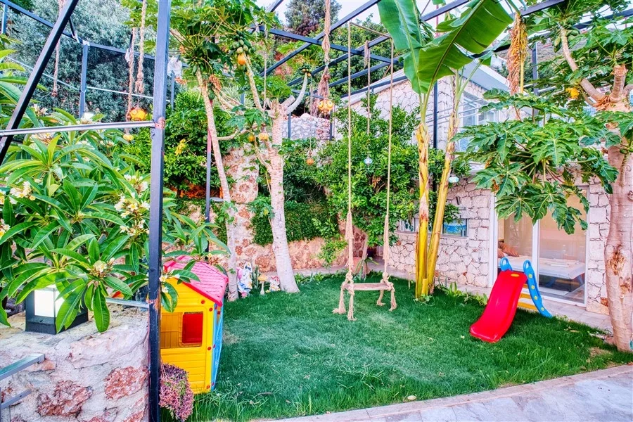 Kalkan’da Merkeze Yakın, Çocuk Havuzlu, 4 Yatak Odalı, Lüks Villa
