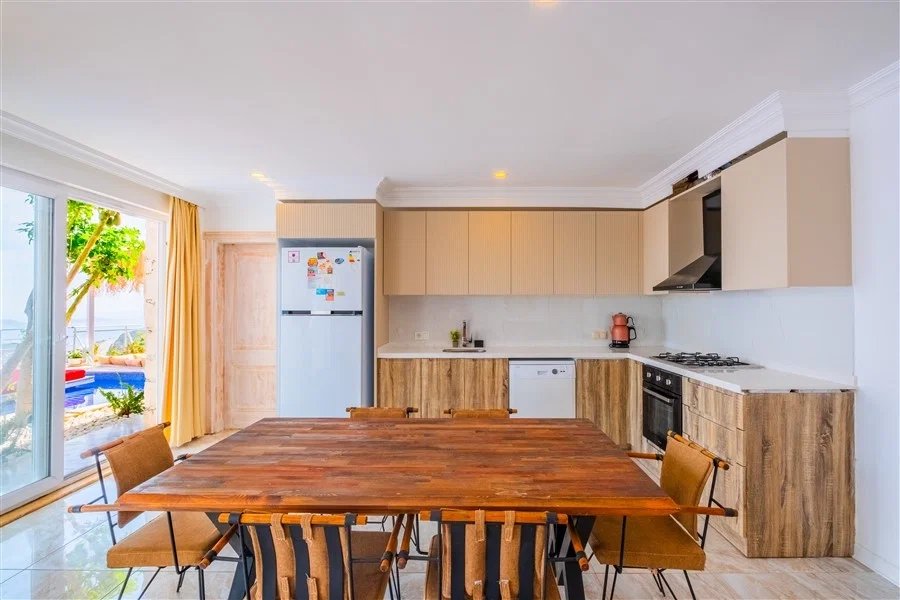 Kalkan’da Merkeze Yakın, Çocuk Havuzlu, 4 Yatak Odalı, Lüks Villa