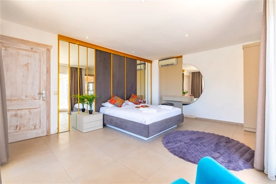 Kalkan’da Merkeze Yakın, Çocuk Havuzlu, 4 Yatak Odalı, Lüks Villa