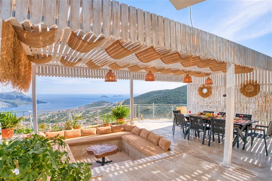 Kalkan’da Merkeze Yakın, Çocuk Havuzlu, 4 Yatak Odalı, Lüks Villa