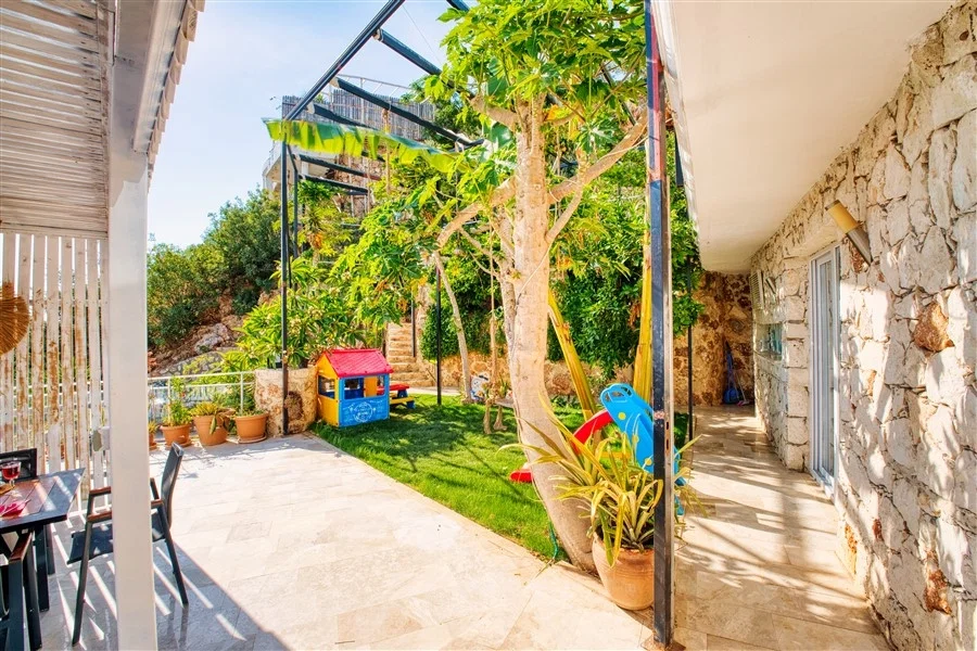 Kalkan’da Merkeze Yakın, Çocuk Havuzlu, 4 Yatak Odalı, Lüks Villa