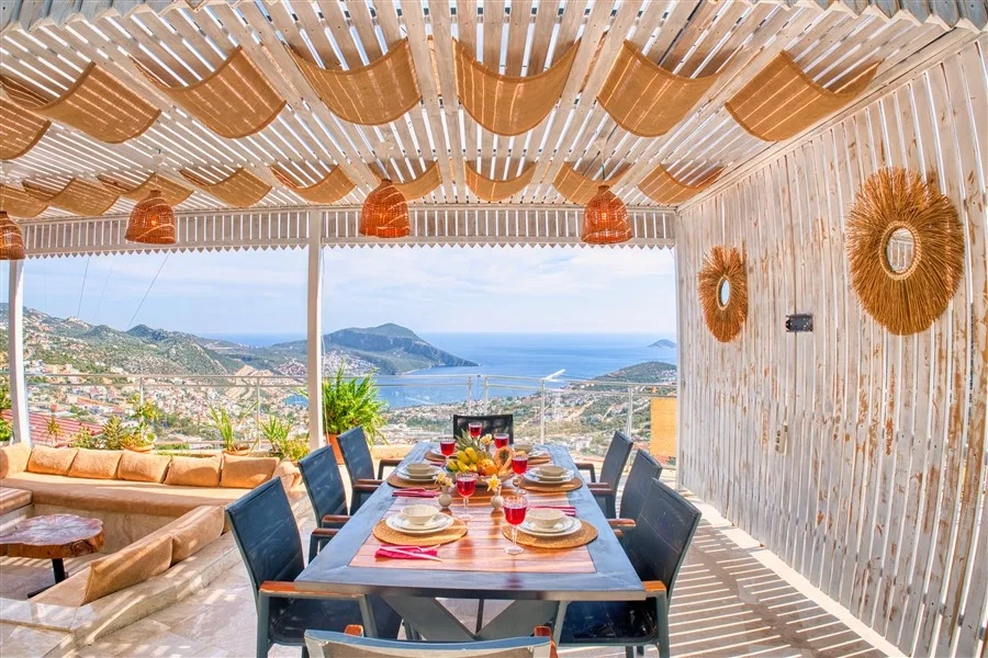 Kalkan’da Merkeze Yakın, Çocuk Havuzlu, 4 Yatak Odalı, Lüks Villa