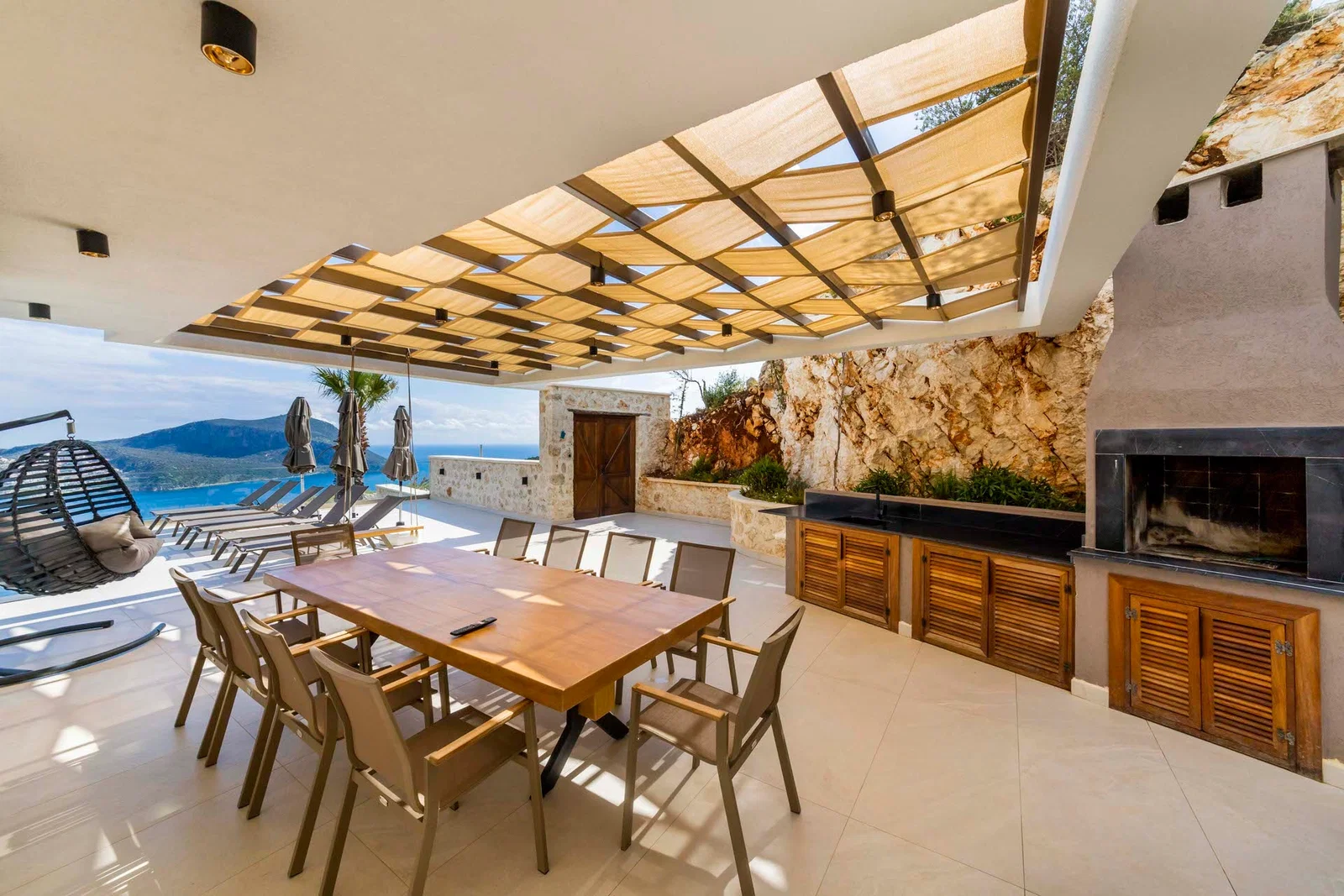 Kalkan’da Merkeze Yakın, Isıtmalı Havuzlu, 6 Yatak Odalı, Lüks Villa