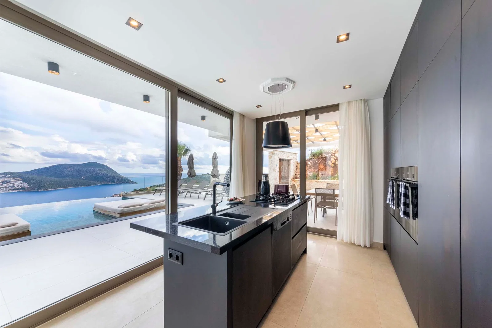 Kalkan’da Merkeze Yakın, Isıtmalı Havuzlu, 6 Yatak Odalı, Lüks Villa