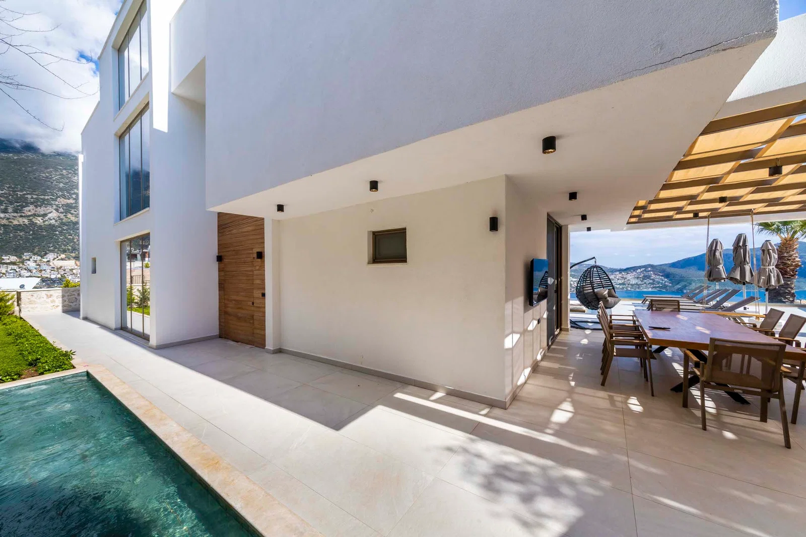 Kalkan’da Merkeze Yakın, Isıtmalı Havuzlu, 6 Yatak Odalı, Lüks Villa