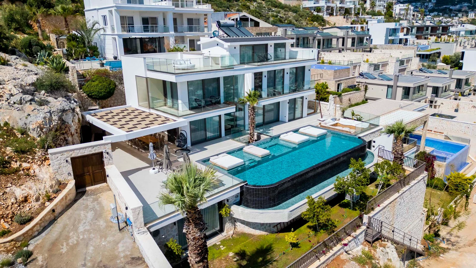 Kalkan’da Merkeze Yakın, Isıtmalı Havuzlu, 6 Yatak Odalı, Lüks Villa
