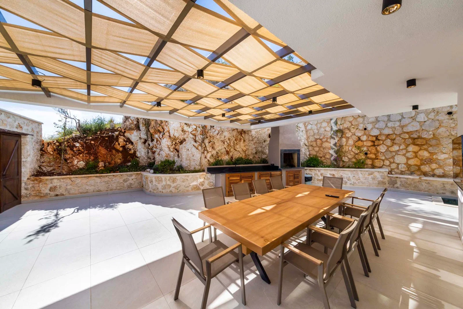 Kalkan’da Merkeze Yakın, Isıtmalı Havuzlu, 6 Yatak Odalı, Lüks Villa