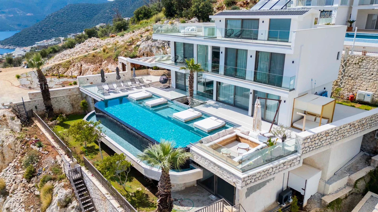 Kalkan’da Merkeze Yakın, Isıtmalı Havuzlu, 6 Yatak Odalı, Lüks Villa