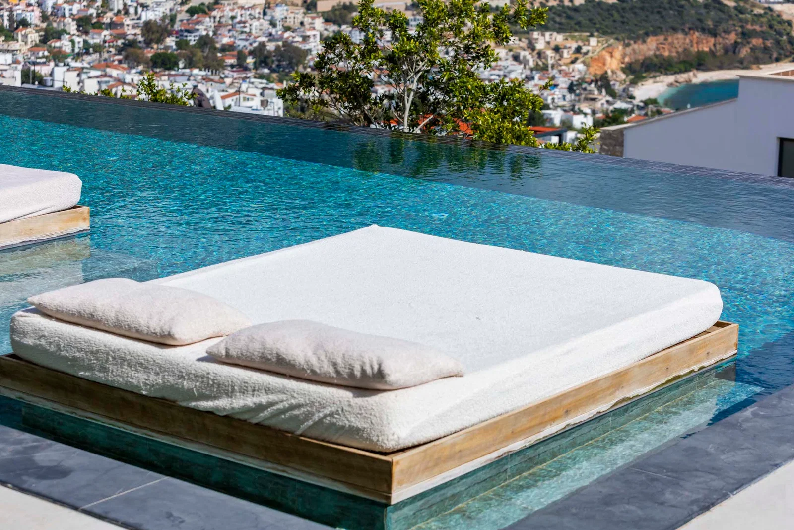 Kalkan’da Merkeze Yakın, Isıtmalı Havuzlu, 6 Yatak Odalı, Lüks Villa