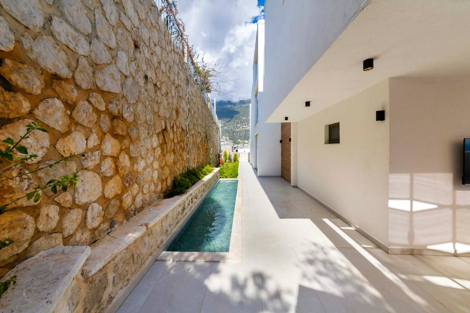 Kalkan’da Merkeze Yakın, Isıtmalı Havuzlu, 6 Yatak Odalı, Lüks Villa