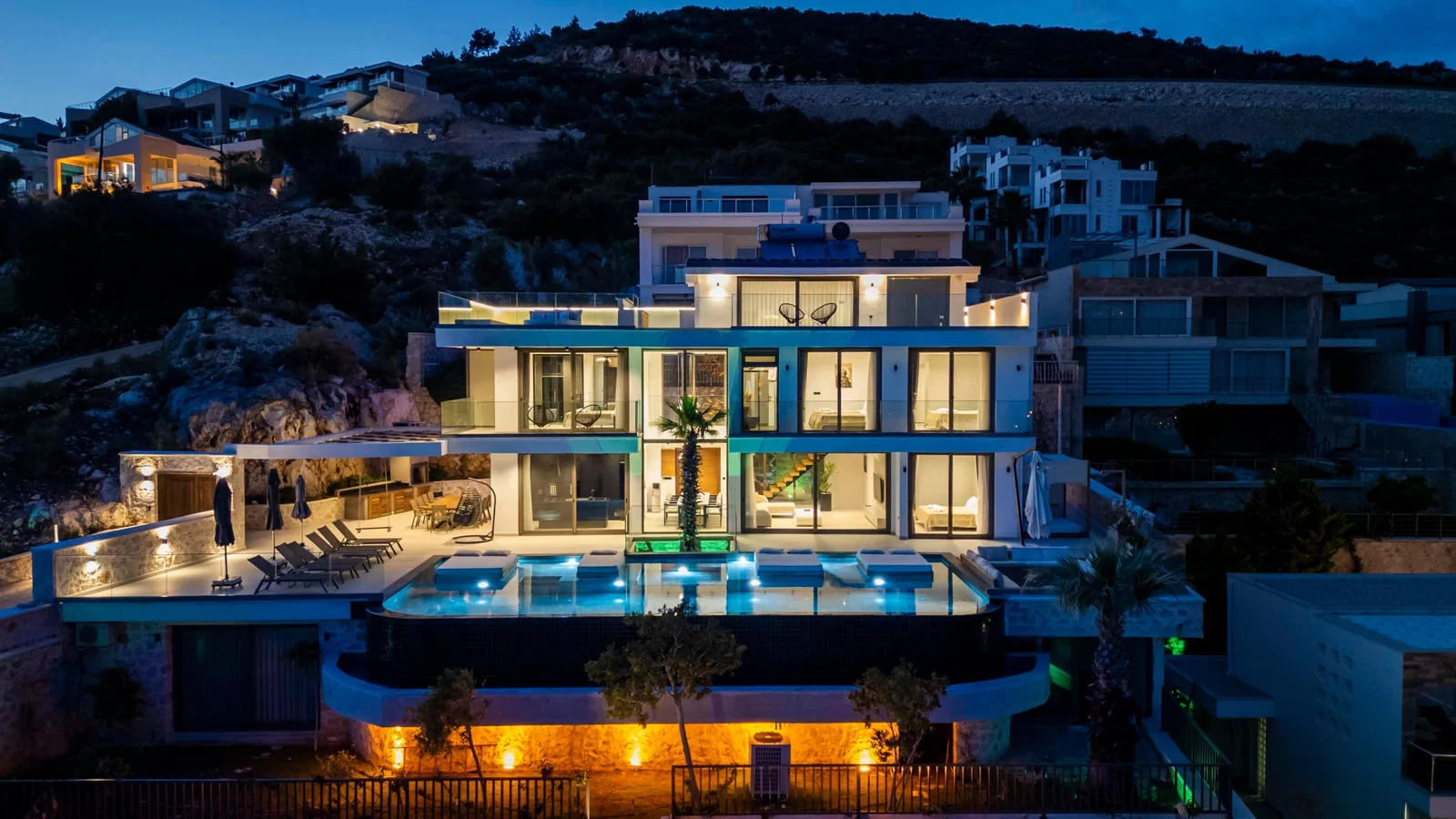 Kalkan’da Merkeze Yakın, Isıtmalı Havuzlu, 6 Yatak Odalı, Lüks Villa