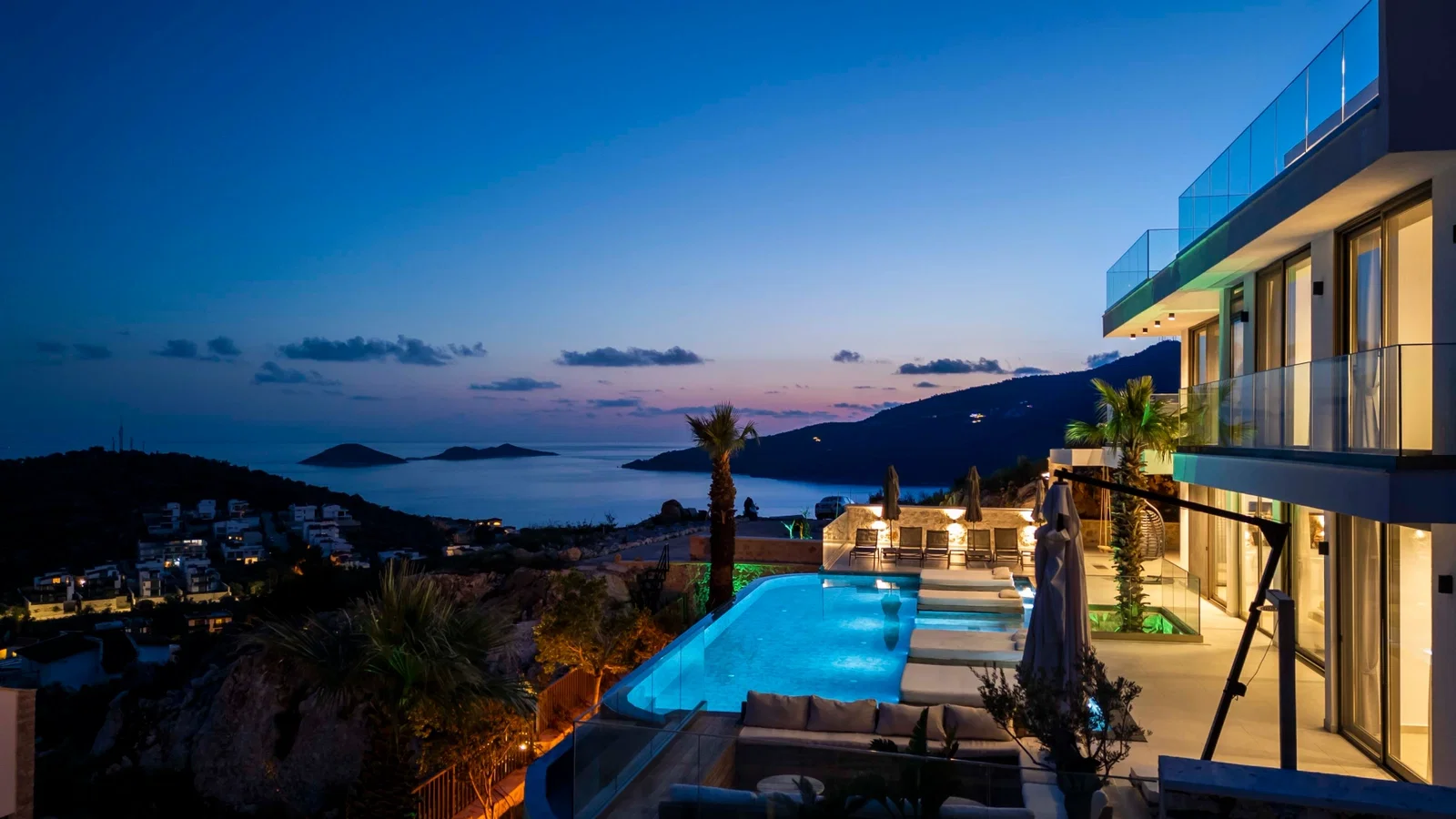 Kalkan’da Merkeze Yakın, Isıtmalı Havuzlu, 6 Yatak Odalı, Lüks Villa