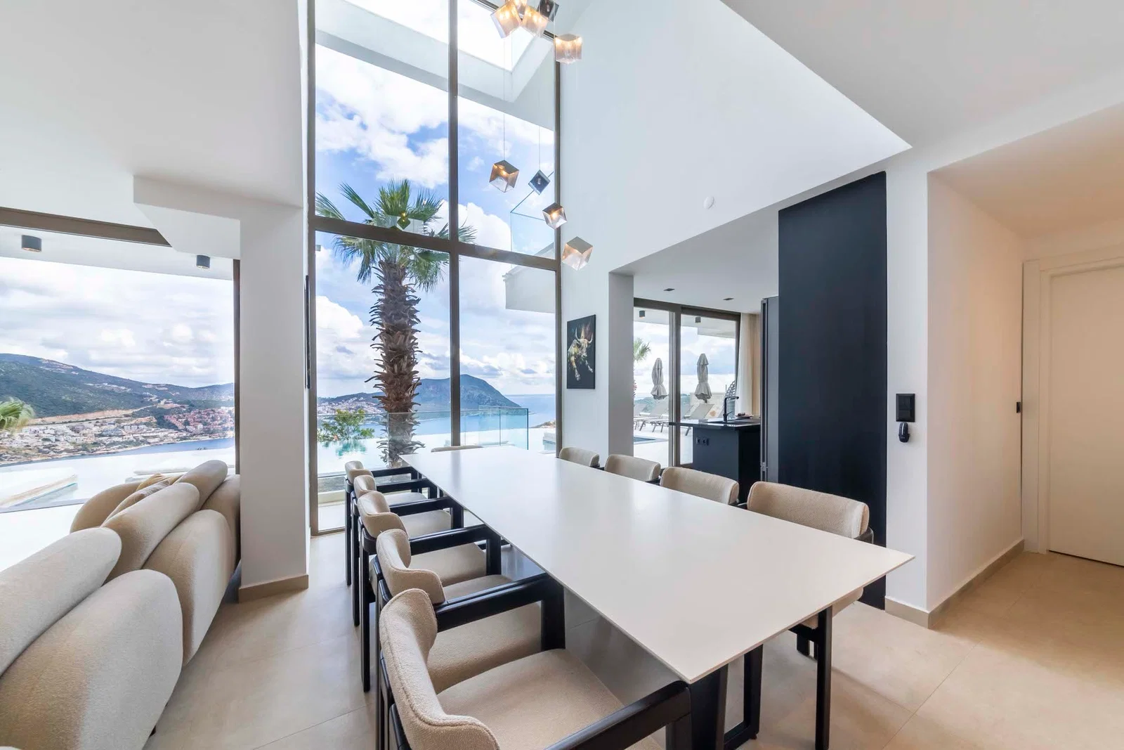 Kalkan’da Merkeze Yakın, Isıtmalı Havuzlu, 6 Yatak Odalı, Lüks Villa