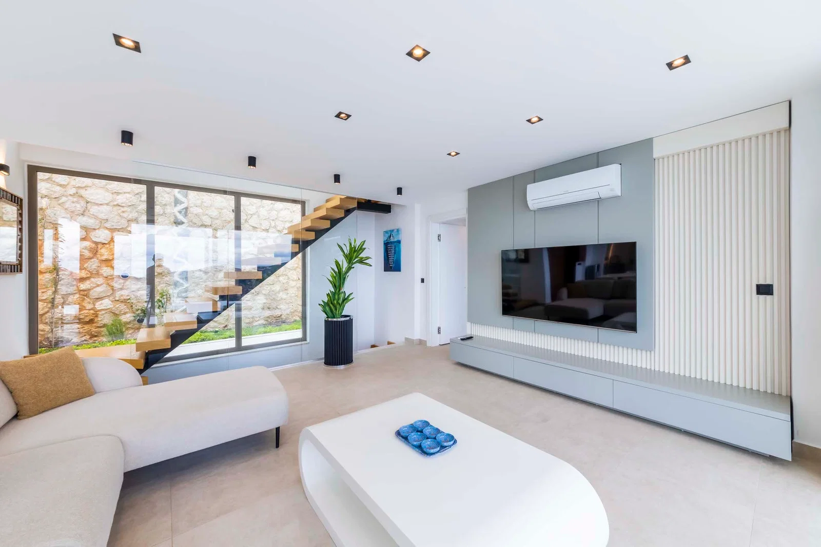Kalkan’da Merkeze Yakın, Isıtmalı Havuzlu, 6 Yatak Odalı, Lüks Villa