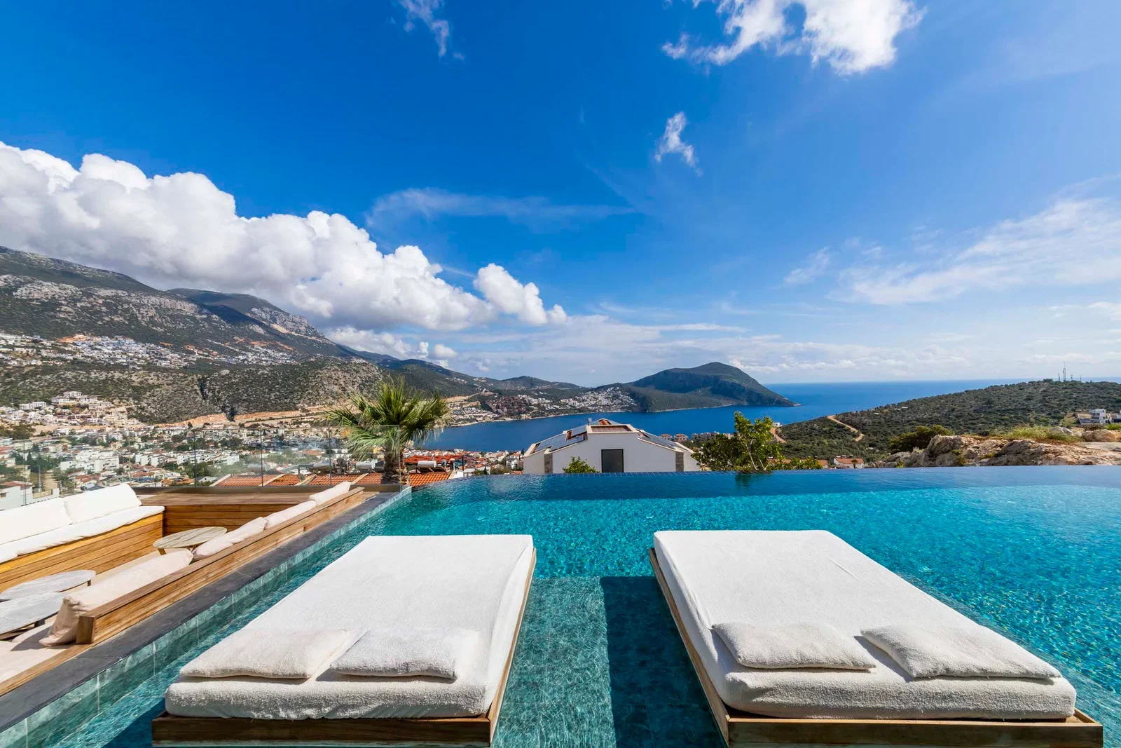 Kalkan’da Merkeze Yakın, Isıtmalı Havuzlu, 6 Yatak Odalı, Lüks Villa