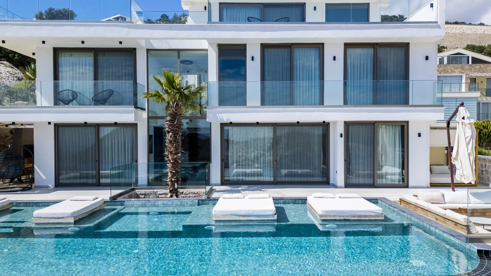 Kalkan’da Merkeze Yakın, Isıtmalı Havuzlu, 6 Yatak Odalı, Lüks Villa