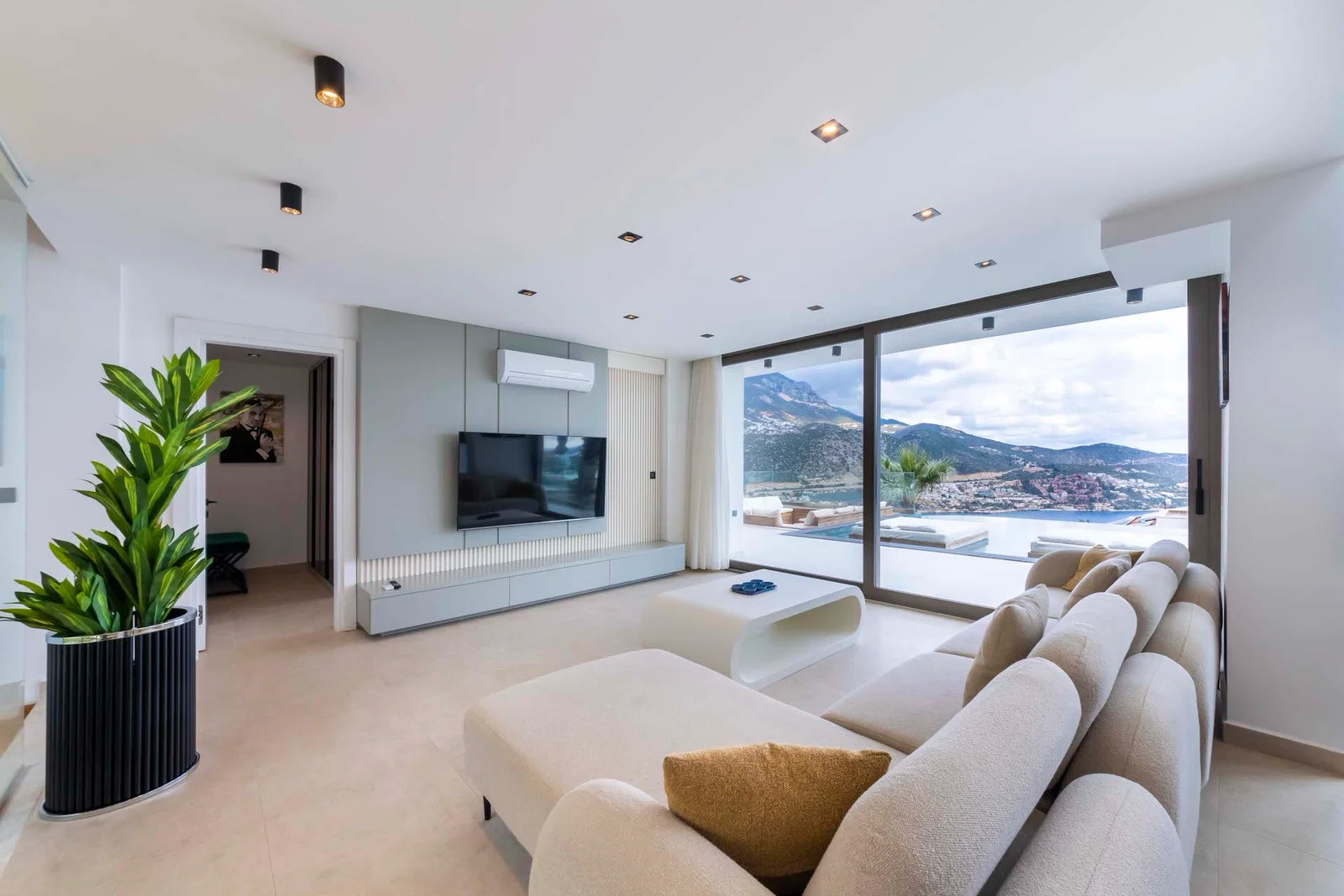 Kalkan’da Merkeze Yakın, Isıtmalı Havuzlu, 6 Yatak Odalı, Lüks Villa