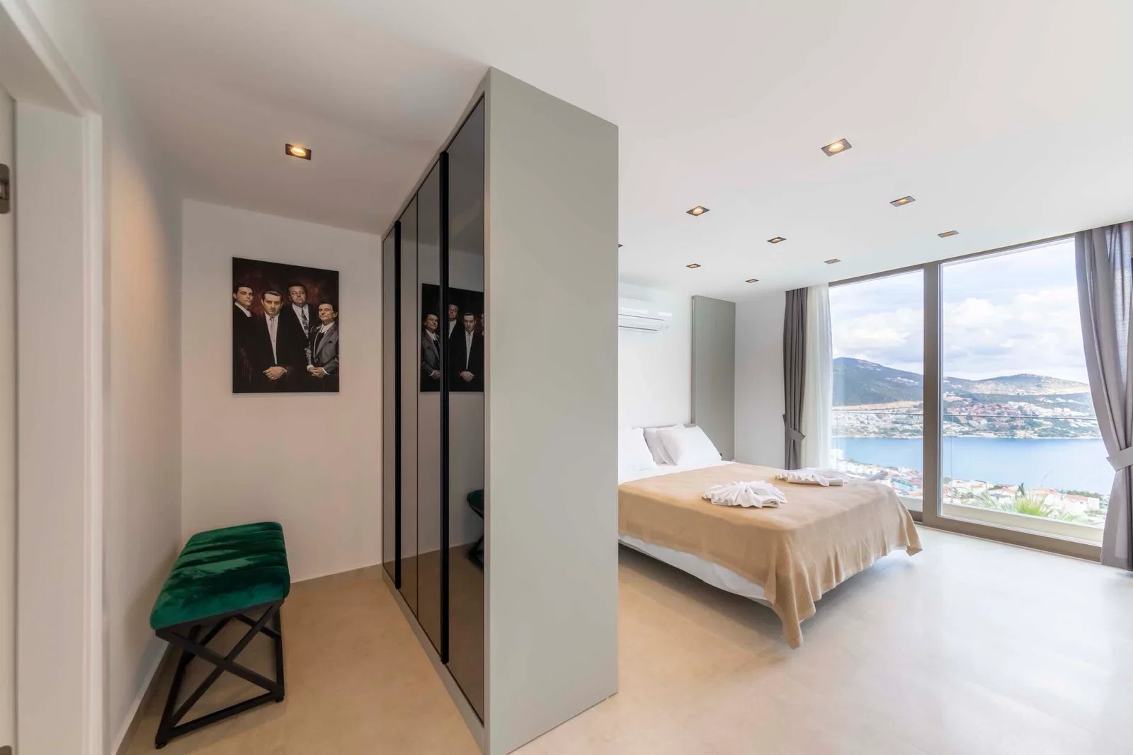 Kalkan’da Merkeze Yakın, Isıtmalı Havuzlu, 6 Yatak Odalı, Lüks Villa