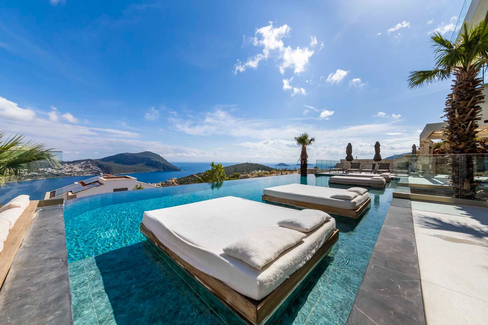 Kalkan’da Merkeze Yakın, Isıtmalı Havuzlu, 6 Yatak Odalı, Lüks Villa