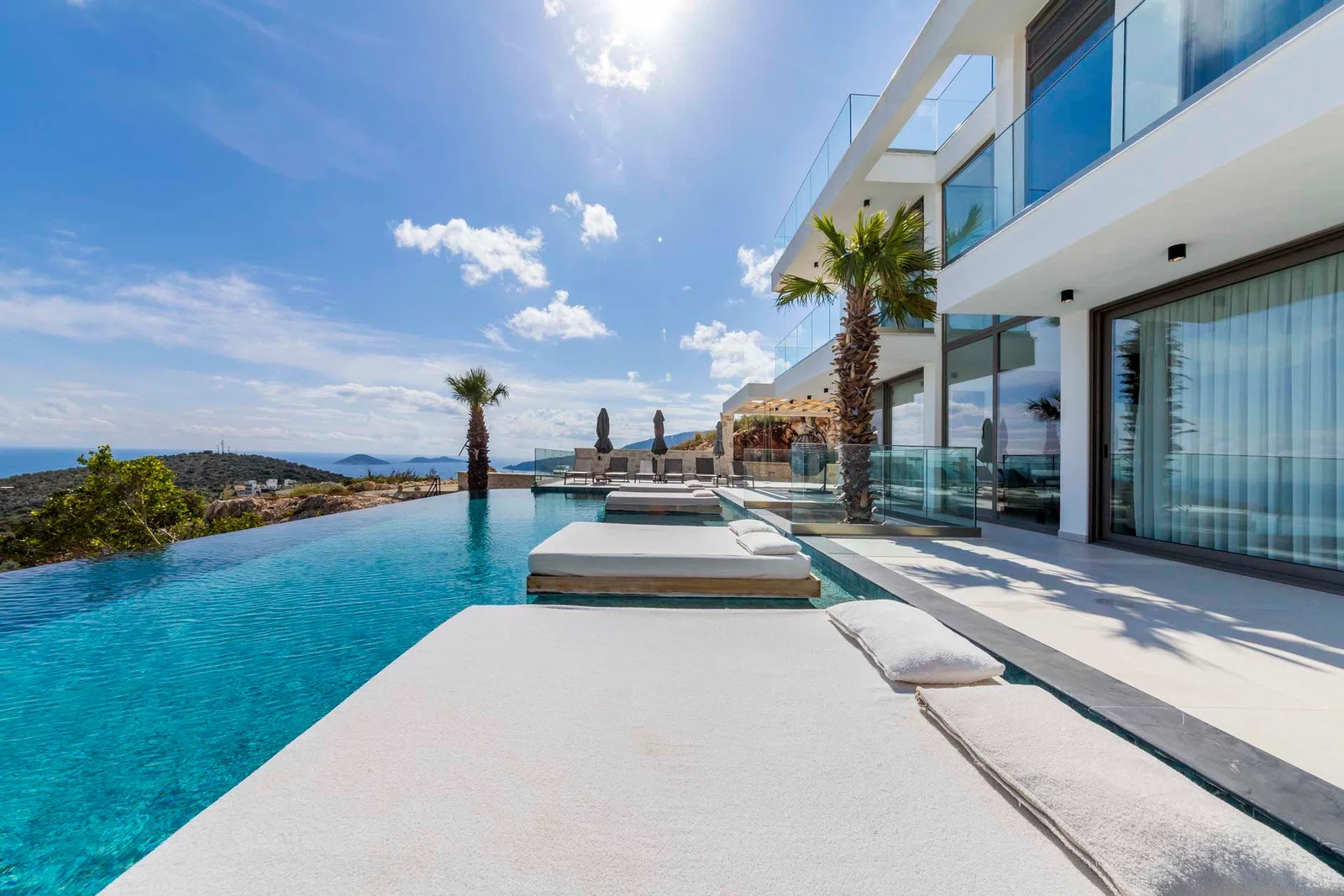 Kalkan’da Merkeze Yakın, Isıtmalı Havuzlu, 6 Yatak Odalı, Lüks Villa