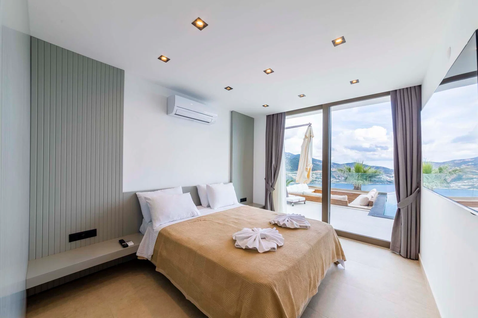 Kalkan’da Merkeze Yakın, Isıtmalı Havuzlu, 6 Yatak Odalı, Lüks Villa