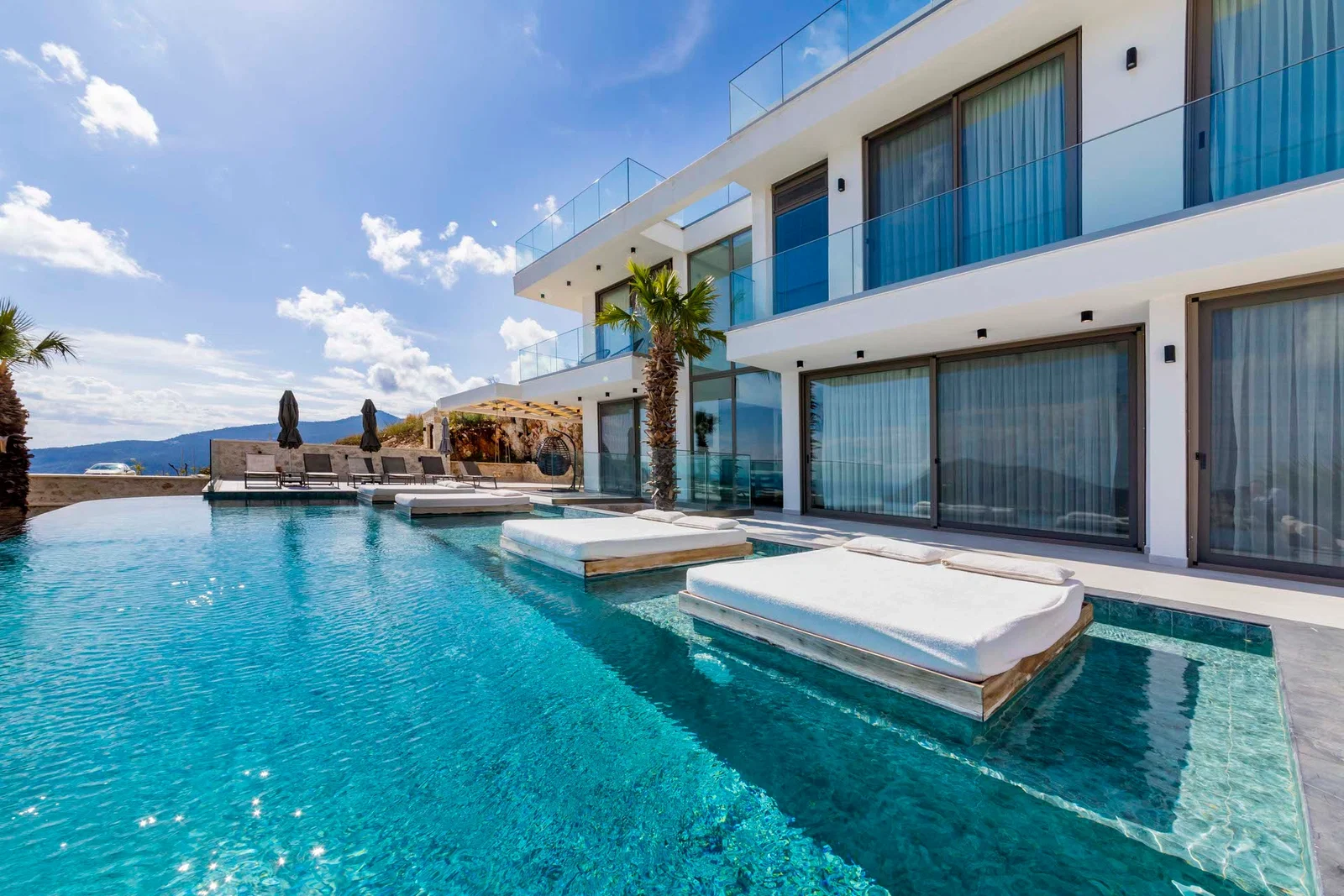 Kalkan’da Merkeze Yakın, Isıtmalı Havuzlu, 6 Yatak Odalı, Lüks Villa