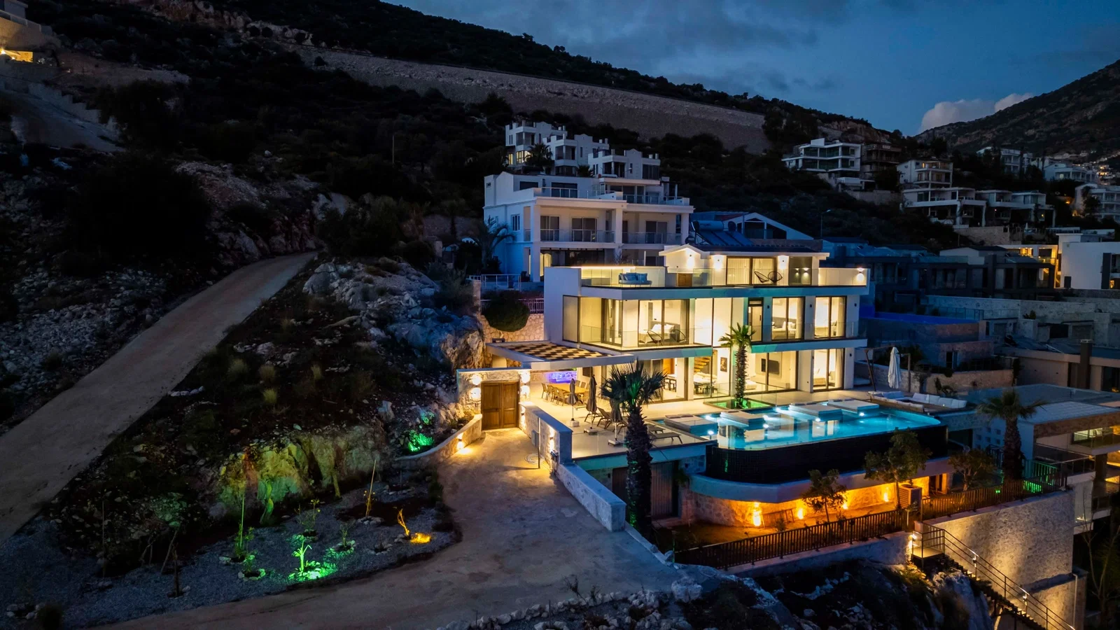 Kalkan’da Merkeze Yakın, Isıtmalı Havuzlu, 6 Yatak Odalı, Lüks Villa