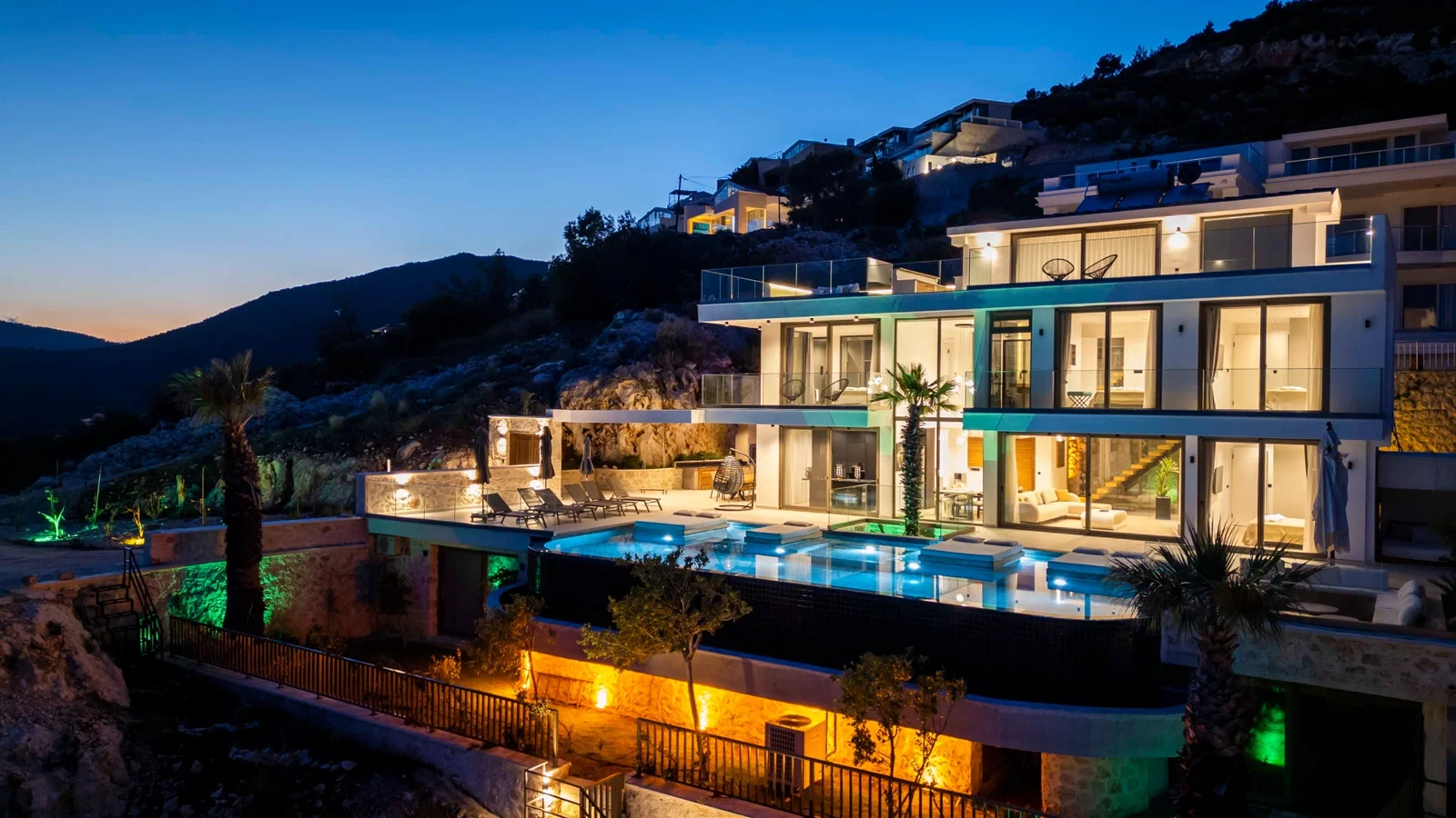 Kalkan’da Merkeze Yakın, Isıtmalı Havuzlu, 6 Yatak Odalı, Lüks Villa