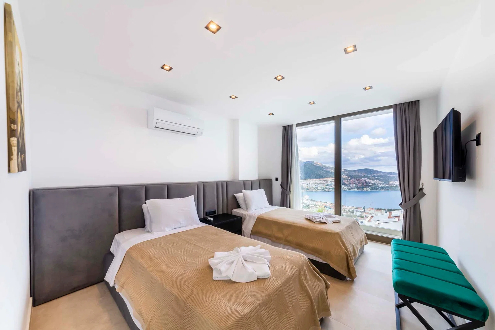 Kalkan’da Merkeze Yakın, Isıtmalı Havuzlu, 6 Yatak Odalı, Lüks Villa