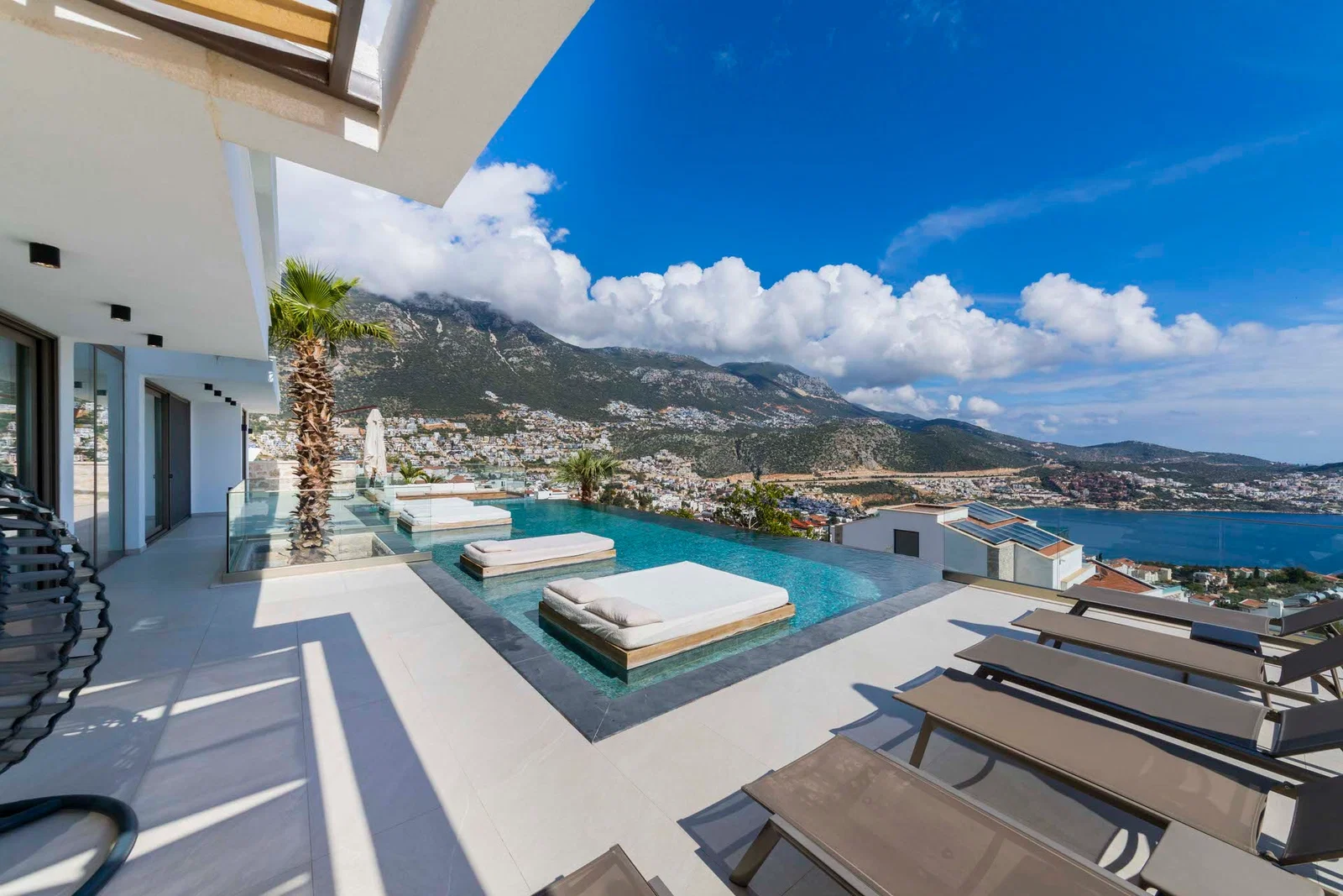 Kalkan’da Merkeze Yakın, Isıtmalı Havuzlu, 6 Yatak Odalı, Lüks Villa
