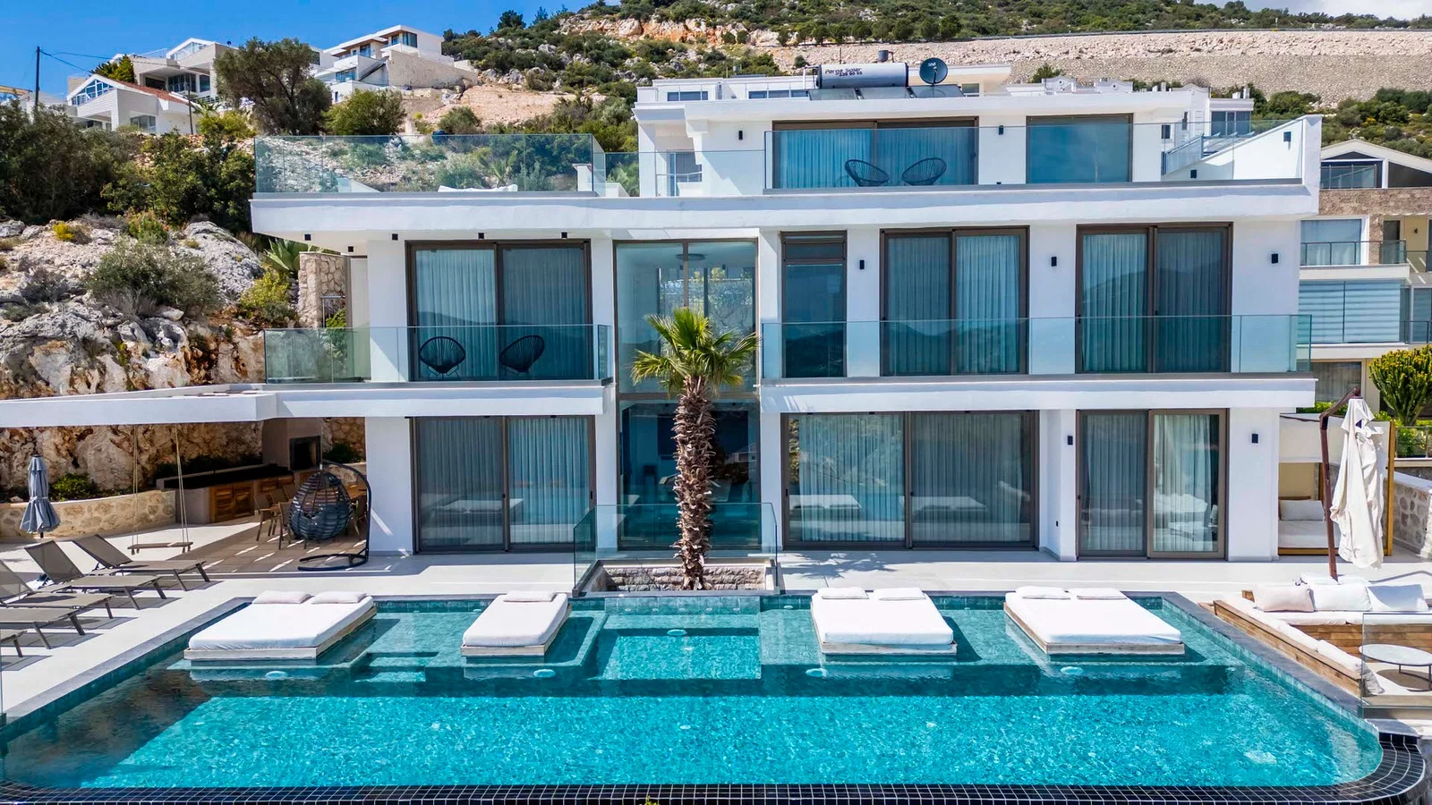 Kalkan’da Merkeze Yakın, Isıtmalı Havuzlu, 6 Yatak Odalı, Lüks Villa