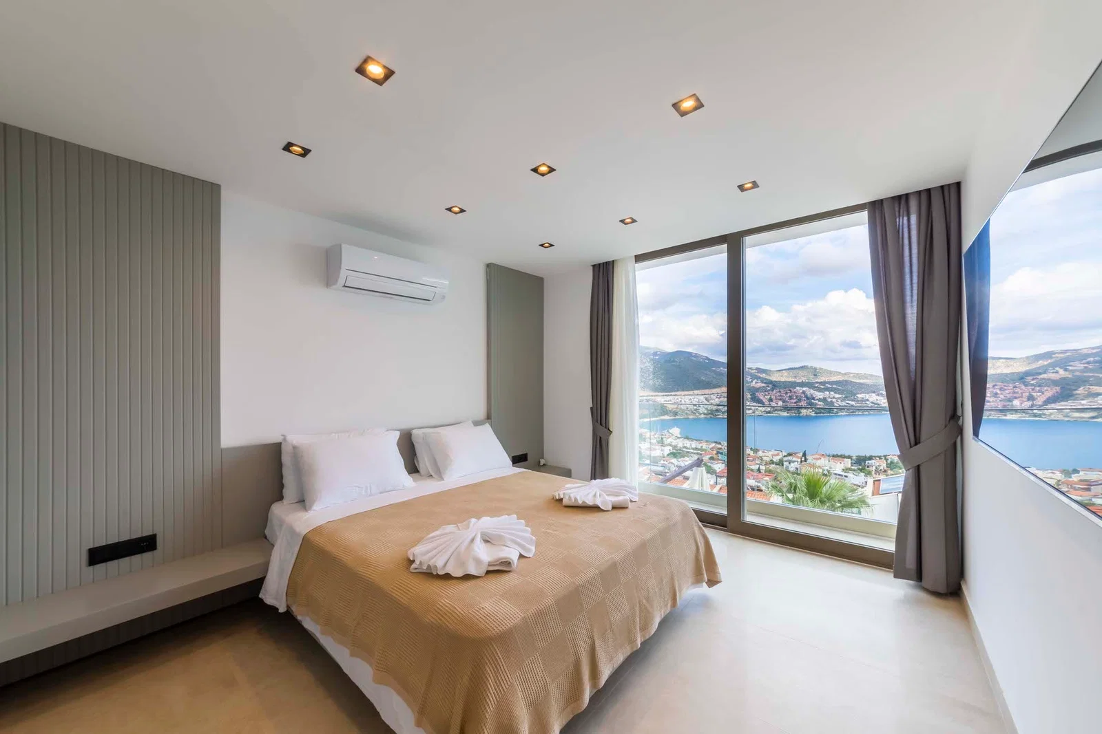 Kalkan’da Merkeze Yakın, Isıtmalı Havuzlu, 6 Yatak Odalı, Lüks Villa