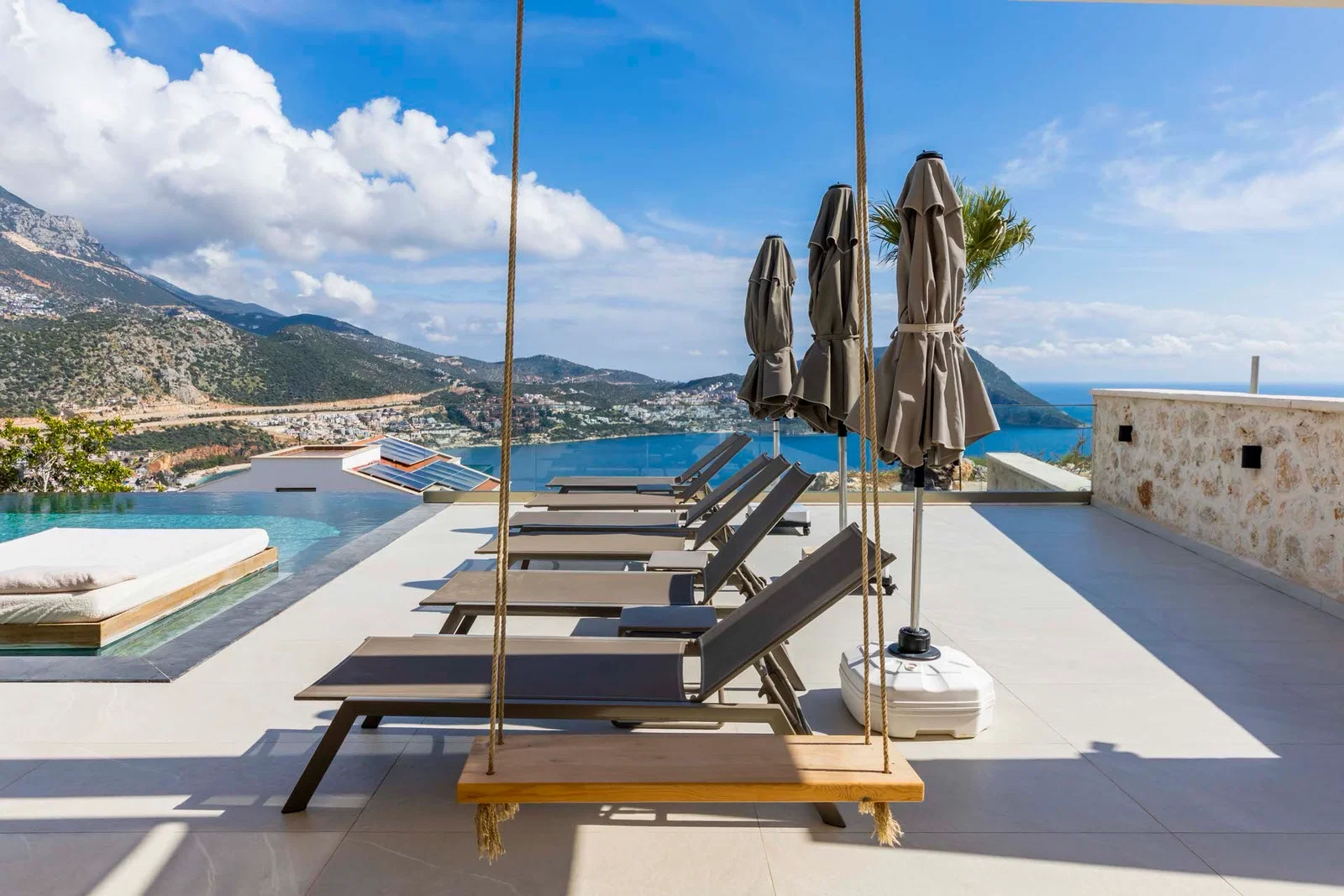 Kalkan’da Merkeze Yakın, Isıtmalı Havuzlu, 6 Yatak Odalı, Lüks Villa